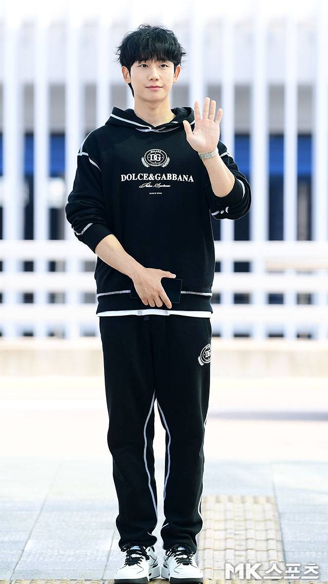 배우 정해인과 김우빈이 18일 나란히 인천공항에 모습을 드러냈다. 사진=김영구 기자