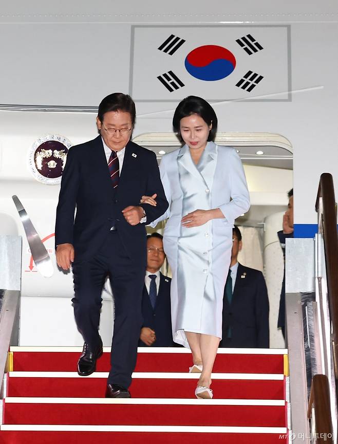 [성남=뉴시스] 최진석 기자 = 이재명 대통령과 부인 김혜경 여사가 19일 주요 7개국(G7) 정상회의 참석을 마치고 성남 서울공항에 도착해 공군 1호기 내리고 있다. 2025.06.19. myjs@newsis.com /사진=최진석