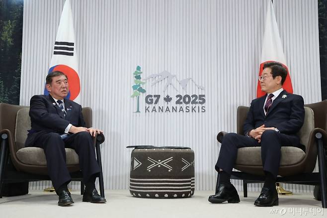 (AFP=뉴스1) = 이재명 대통령이 17일(현지시간) 캐나다 앨버타주 캐내내스키스 주요 7개국(G7) 정상회의장에서 이시바 시게루 일본 총리와 한일 정상회담을 하고 있다.  ⓒ AFP=뉴스1  Copyright (C) 뉴스1. All rights reserved. 무단 전재 및 재배포,  AI학습 이용 금지. /사진=(AFP=뉴스1)