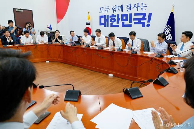 김병기 더불어민주당 대표 직무대행 겸 원내대표가 19일 오전 서울 여의도 국회에서 열린 정책조정회의에 참석해 추경안 노력에 애쓴 진성준 정책위의장 노고를 언급하며 손뼉치고 있다. /사진=뉴스1