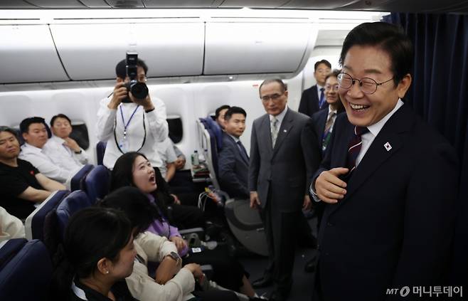 [성남=뉴시스] 최진석 기자 = 주요 7개국(G7) 정상회의 참석을 마친 이재명 대통령이 18일 서울공항을 향하는 공군 1호기에서 기자들과 G7 관련 대화를 하고 있다. 2025.06.19. myjs@newsis.com /사진=고범준