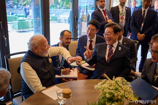 (서울=뉴스1) 박지혜 기자 = 이재명 대통령과 나렌드라 모디 인도 총리가 17일(현지시간) 캐나다 앨버타주 캐내내스키스 주요 7개국(G7) 정상회의장에서 정상회담을 하고 있다. (대통령실 제공. 재판매 및 DB 금지)  2025.6.19/뉴스1  Copyright (C) 뉴스1. All rights reserved. 무단 전재 및 재배포,  AI학습 이용 금지. /사진=(서울=뉴스1) 박지혜 기자