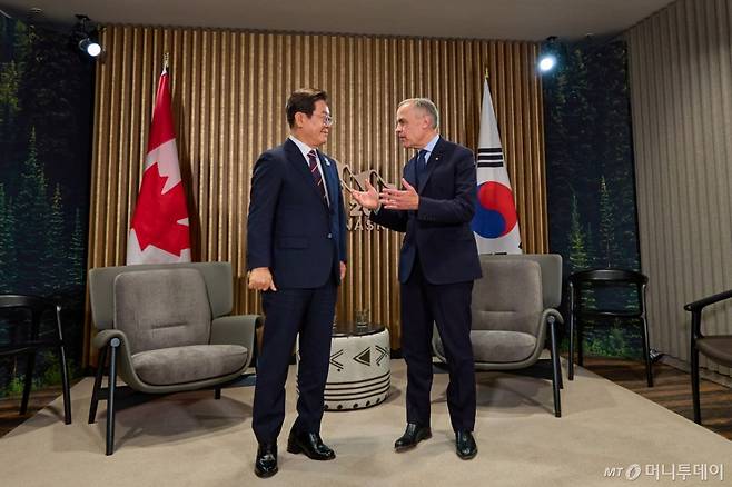 (서울=뉴스1) 박지혜 기자 = 이재명 대통령이 17일(현지시간) 캐나다 앨버타주 캐내내스키스 주요 7개국(G7) 정상회의장에서 마크 카니 캐나다 총리와 한·캐나다 정상회담을 하고 있다. (대통령실 제공. 재판매 및 DB 금지)  2025.6.19/뉴스1  Copyright (C) 뉴스1. All rights reserved. 무단 전재 및 재배포,  AI학습 이용 금지. /사진=(서울=뉴스1) 박지혜 기자