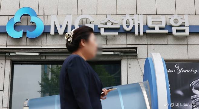 (경기=뉴스1) 김영운 기자 = 새마을금고중앙회가 15일 금융당국 의결로 정리 수순을 밟게된 MG손해보험과의 상표권 계약 즉시 해지를 검토 중에 있다고 밝혔다. 또한 MG손보와 관련 없는 별도 회사라는 점도 강조했다. 금융위원회는 전날(14일) MG손보의 신규 영업 정지와 가교보험사 설립을 의결했다. 이에 따라 1년여간 가교보험사를 통해 한시적으로 MG손보 계약을 유지·관리한 뒤 5대 손보사로 계약이전을 진행해 MG손보를 정리하기로 했다. 사진은 15일 경기도의 한 MG손해보험의 모습. 2025.5.15/뉴스1 Copyright (C) 뉴스1. All rights reserved. 무단 전재 및 재배포, AI학습 이용 금지. /사진=(경기=뉴스1) 김영운 기자