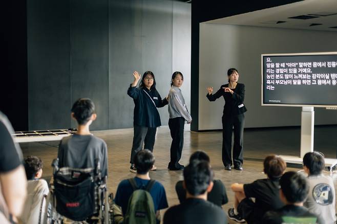 리움미술관이 마련한 '감각 너머 2025' 프로그램의 일환으로 열린 워크숍 '겹겹이, 감각을 편집하는 중입니다' 현장. / 사진 = 리움미술관 제공