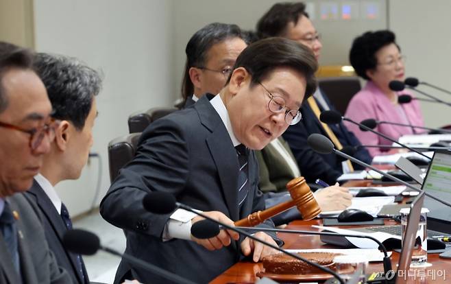 [서울=뉴시스] 고범준 기자 = 이재명 대통령이 19일 서울 용산구 대통령실 청사에서 열린 국무회의에서 의사봉을 두드리고 있다. (대통령실통신사진기자단) 2025.06.19. bjko@newsis.com /사진=