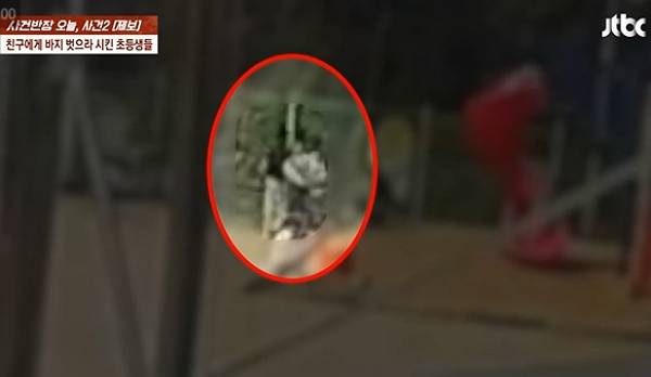 지적장애가 있는 초등학교 2학년 여학생에게 옷을 벗게 하는 등 괴롭힌 가해 학생이 학폭위 결과에 불복해 소송을 제기했다. 사진은 초등학생 2명이 지적장애가 있는 동급생을 괴롭히는 모습. /사진=JTBC '사건반장' 캡처