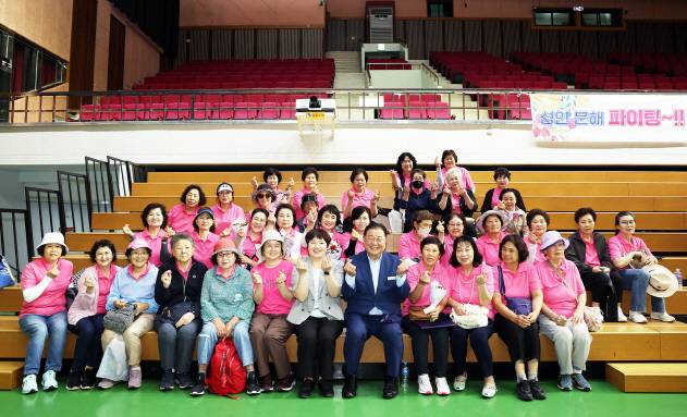김경일 파주시장(앞줄 오른쪽서 다섯번째)이 지난 18일 '2025 늘푸른 문해 한마당'에 참석해 학습자들과 함께 사진 촬영을 하고 있다. /사진제공=파주시
