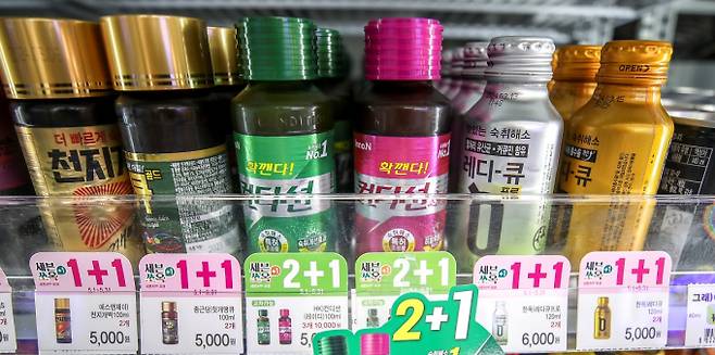 식품의약품안전처가 숙취해소 관련 표현을 사용해 광고하는 식품에 대한 인체적용시험 실증자료를 검토한 결과, 총 46개사 89개 품목 중 약 90%에 달하는 39개사 80개 품목이 숙취해소 효과가 있는 것으로 확인됐다. 서울시내 한 편의점에 숙취해소제가 진열돼 있다./사진=뉴시스
