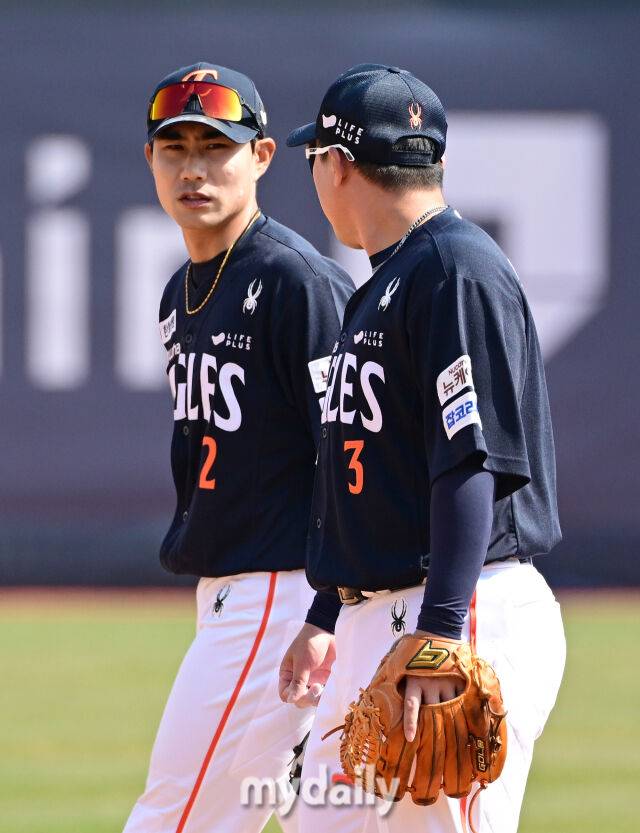 2025년 3월 22일 오후 경기도 수원KT위즈파크에서 '2025 신한 SOL뱅크 KBO 리그' 한화 이글스와 KT 위즈의 경기. 한화 유격수 심우준이 2루수 안치홍과 이야기를 나누고 있다./마이데일리