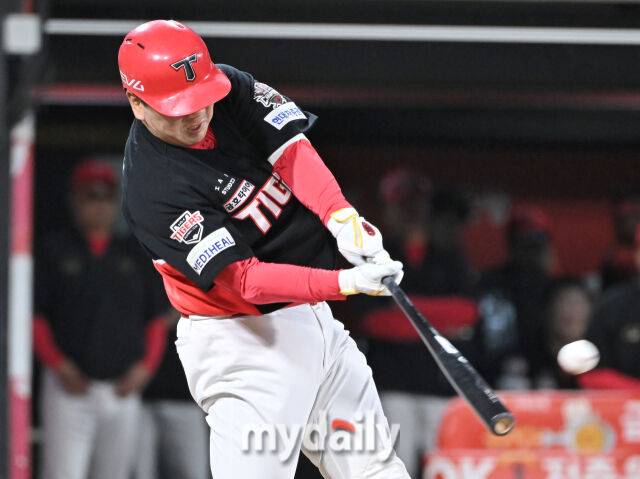 21일 오후 경기도 수원시 조원동 수원kt위즈파크에서 진행된 '2025 프로야구 KBO리그' kt위즈와 KIA타이거즈의 경기. 기아 이우성이 9회초 1사에서 안타를 치고 있다./마이데일리