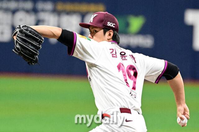 2025년 4월 23일 오후 서울 고척스카이돔에 진행된 '2025 신한 SOL뱅크 KBO 리그' 두산 베어스와 키움 히어로즈의 경기. 키움 선발투수 김윤하가 역투하고 있다./마이데일리