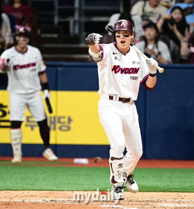 2025년 6월 18일 오후 서울 고척스카이돔에서 열린 '2025 신한 SOL뱅크 KBO 리그' SSG 랜더스와 키움 히어로즈의 경기. 키움 이주형이 3회말 1사 3루서 SSG 선발투수 김건우의 폭투가 나오자 3루 주자 송성문에게 홈으로 들어오라며 사인을 보내고 있다./마이데일리