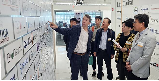 설명을 듣는 오승록 노원구청장(맨 오른쪽)