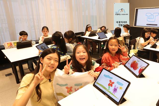 삼성스토어 대전에서 진행된 ‘갤럭시와 함께하는 AI 클래스 @삼성스토어’에서 아이들이 갤럭시 AI를 활용한 티셔츠 만들기를 체험하고 있다. [삼성전자 제공]
