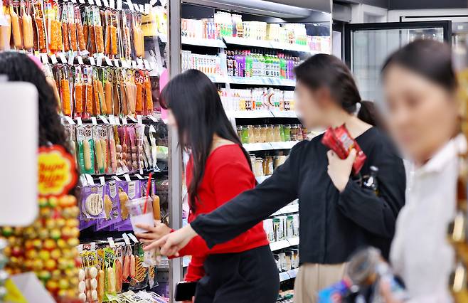 서울 시내에 편의점에서 시민들이 상품을 살펴보고 있다. [연합]