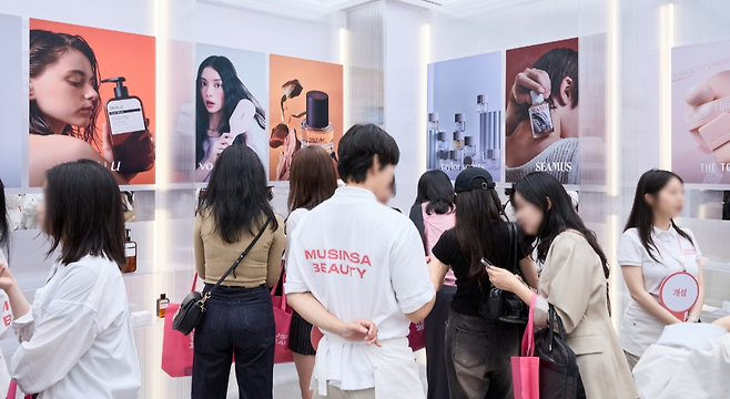 지난 5월 16일 무신사 뷰티 페스타 팝업 스토어에서 방문객들이 ‘오직 무신사 뷰티존’을 체험하고 있다. [무신사 제공]
