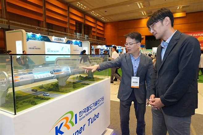 이진호 철도연 책임연구원이 2025 국토교통기술교류회에서 참관객에게 하이퍼튜브 기술을 설명하고 있다.[한국철도기술연구원 제공]