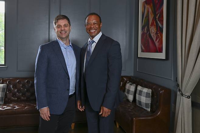 타이거 우즈와 포즈를 취한 PGA투어의 신임 CEO 브라이언 롤랩(왼쪽). [사진=PGA투어]