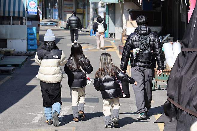 서울 시내에서 이동하는 가족의 모습 [연합]