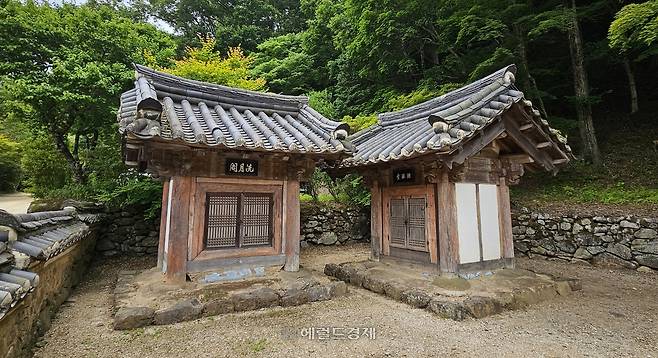 (왼쪽부터) 세월각(여자 영가), 척주당(남자 영가)