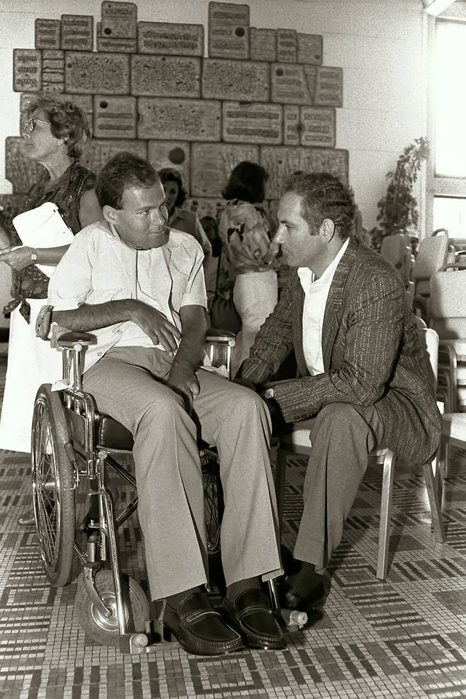 베냐민 네타냐후가 엔테베 작전에 투입됐다가 영구 장애를 얻은 대원 소린 헤르시코와 1986년 7월 2일 만나 대화하고 있다. [이스라엘 정부 공보실]