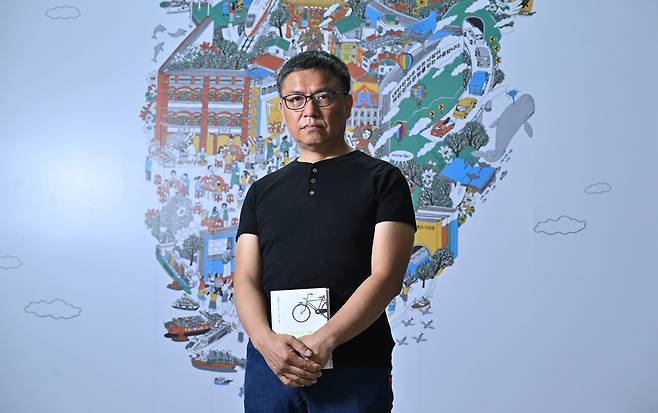 타이완 우밍이 작가가 18일 오전 서울 강남구 코엑스에서 열린 서울국제도서전 행사장에서 헤럴드경제와 인터뷰에 앞서 포즈를 취하고 있다. 임세준 기자