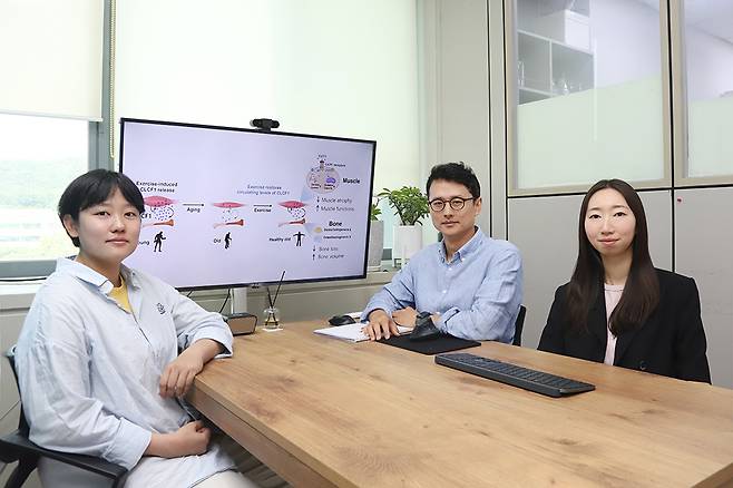 이번 연구를 수행한 양용열(가운데) 한국생명공학연구원 박사 연구팀.[한국생명공학연구원 제공]