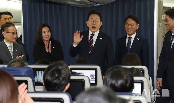 [성남=뉴시스] 최진석 기자 = 주요 7개국(G7) 정상회의 참석을 마친 이재명 대통령이 18일 서울공항을 향하는 공군 1호기에서 기자들과 G7 관련 대화를 하고 있다. 2025.06.19. myjs@newsis.com