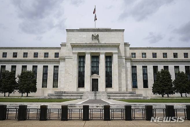 [워싱턴=AP/뉴시스] 미국 연방준비제도(Fed·연준)가 18일(현지 시간) 올해 들어 4회 연속 기준금리를 동결했다. 올해 미국 경제성장률 전망치는 하향 조정, 인플레이션은 상향 조정했다. (사진=뉴시스DB) 2025.06.19.