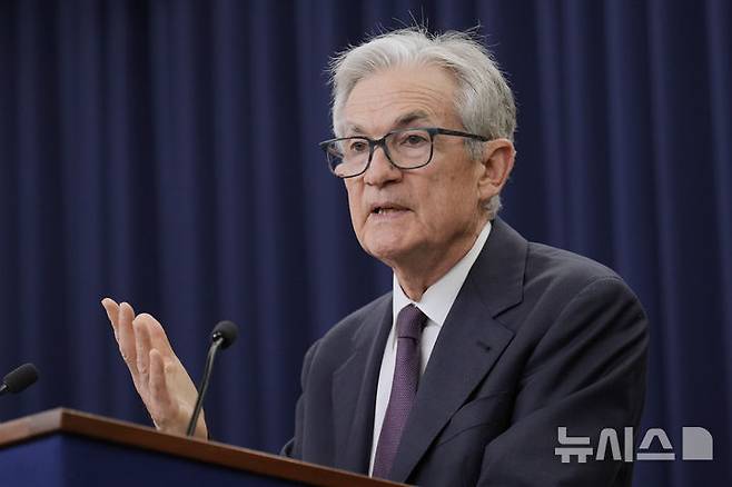 [워싱턴=AP/뉴시스] 제롬 파월 미국 연방준비제도(Fed·연준) 의장이 18일(현지 시간) 워싱턴DC 연준에서 열린 연방공개시장위원회(FOMC) 정례회의 결과 기자회견에서 발언하고 있다. 파월 의장이 금리인하 신중론을 유지하면서 뉴욕증시는 보합 마감했다. 2025.06.19.
