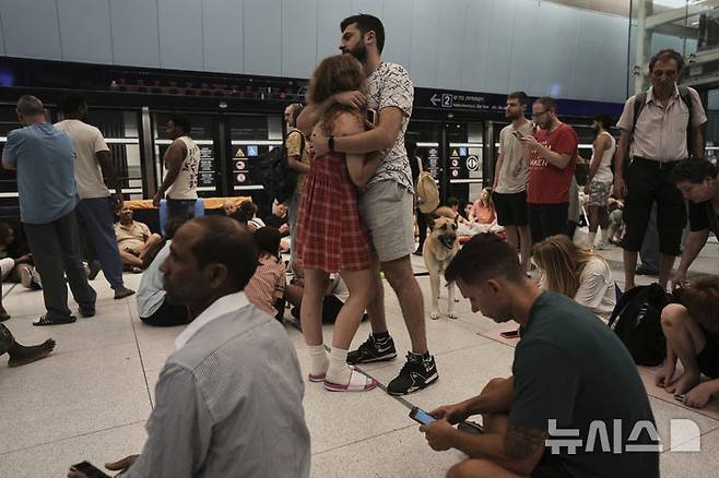 [라마트간=AP/뉴시스] 18일(현지 시간) 이스라엘 텔아비브 인근 라마트간의 한 지하철역에서 시민들이 공습경보에 대피해 있다. 2025.06.19.