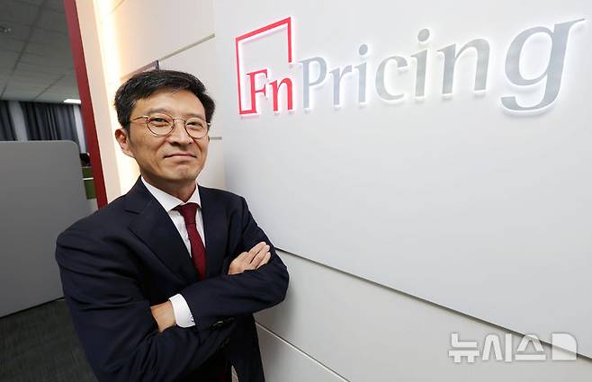 [서울=뉴시스] 홍효식 기자 = 최준우 에프앤자산평가 사장이 지난 11일 서울 강서구 에프앤자산평가에서 뉴시스와 인터뷰 전 포즈를 취하고 있다. 2025.06.18. yesphoto@newsis.com
