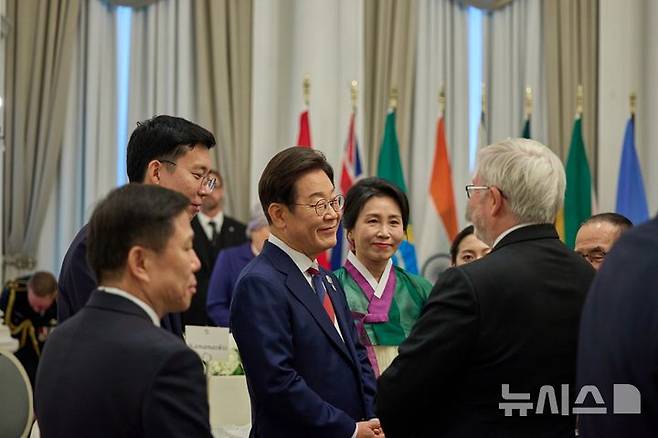 [캘거리=뉴시스] 최진석 기자 = 이재명 대통령과 부인 김혜경 여사가 16일(현지 시간) 캘거리 한 호텔에서 열린 다니엘 스미스 앨버타주 수상 주재 G7 초청국 리셉션에 참석하고 있다. (공동취재) 2025.06.17. myjs@newsis.com