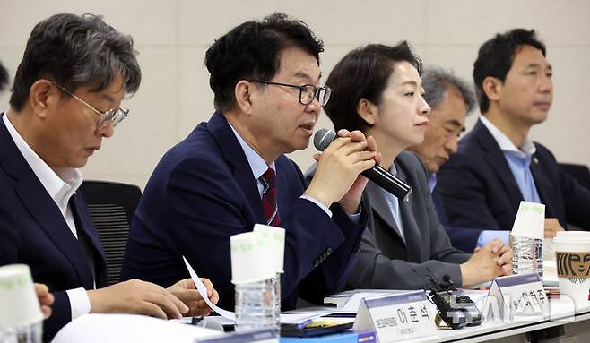 [세종=뉴시스] 강종민 기자 = 이한주 국정기획위원장이 19일 세종시 정부세종컨벤션센터에서 열린 경제2분과 산업통상자원부 업무보고에서 모두발언을 하고 있다. 2025.06.19. ppkjm@newsis.com