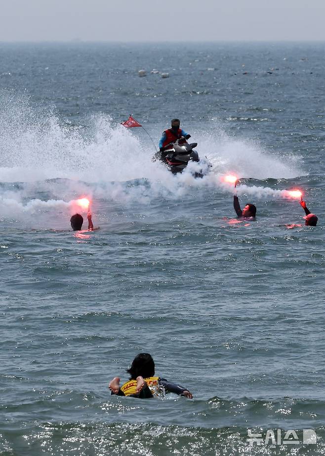 [부산=뉴시스] 하경민 기자 = 부산해경과 서프구조대 등이 19일 부산 해운대구 송정해수욕장에서 이안류 등으로 피서객이 먼 바다로 떠내려가는 상황을 가정한 합동 구조훈련을 하고 있다.부산지역 7개 해수욕장 중 해운대와 송정 해수욕장은 오는 21일 문을 열고, 광안리·송도·다대포·일광·임랑 등 나머지 5개 해수욕장은 오는 7월1일 일제히 개장한다. 2025.06.19. yulnetphoto@newsis.com