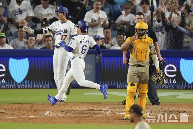 [로스엔젤레스=AP/뉴시스] LA 다저스의 김혜성이 19일(현지 시간) 미 캘리포니아주 로스앤젤레스의 다저스타디움에서 벌어진 2025 MLB 샌디에이고 파드리스와의 경기에 5회말 1루수 키를 넘기는 2루타를 친 후 후속 타자인탈튼 러싱이 적시타를 때려내자 홈을 밟아 득점하고 있다. 이날 8번 타자 중견수로 선발 출전한 김혜성은 2타수 1안타 1득점을 기록했고 다저스는 4-3으로 승리했다. 2025.06.19.