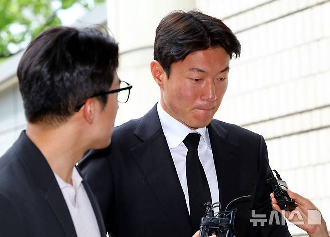 [서울=뉴시스] 박주성 기자 = 불법 촬영 혐의로 1심에서 징역형 집행유예를 선고받은 축구선수 황의조가 19일 서울 서초구 서울중앙지방법원에서 열린 항소심 1차 공판에 출석하고 있다. 2025.06.19. park7691@newsis.com