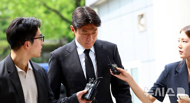 [서울=뉴시스] 박주성 기자 = 불법 촬영 혐의로 1심에서 징역형 집행유예를 선고받은 축구선수 황의조가 19일 서울 서초구 서울중앙지방법원에서 열린 항소심 1차 공판에 출석하고 있다. 2025.06.19. park7691@newsis.com