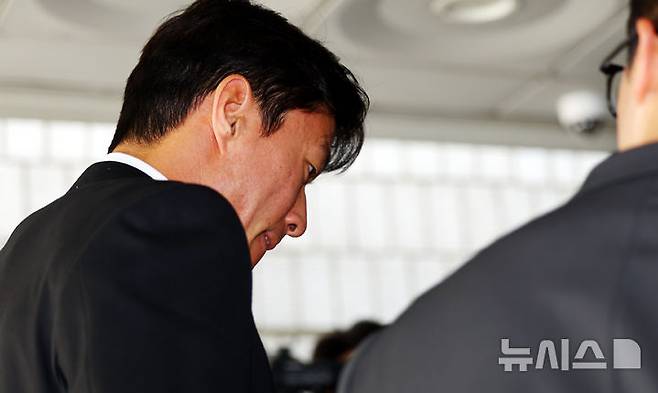 [서울=뉴시스] 박주성 기자 = 불법 촬영 혐의로 1심에서 징역형 집행유예를 선고받은 축구선수 황의조가 19일 서울 서초구 서울중앙지방법원에서 열린 항소심 1차 공판에 출석하고 있다. 2025.06.19. park7691@newsis.com