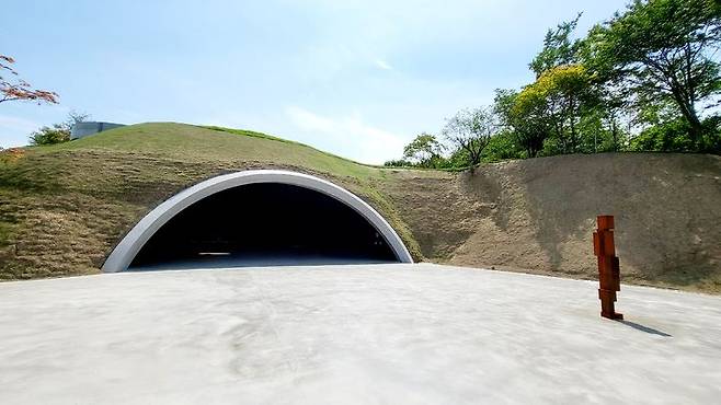 [사진=박현주 미술전문기자] 안토니 곰리와 안도 타다오가 협업해 탄생한 뮤지엄 SAN 그라운드. 외부에서 본 공간은 열린 무덤처럼 보인다. 2025.06.19. hyun@newsis.com *재판매 및 DB 금지