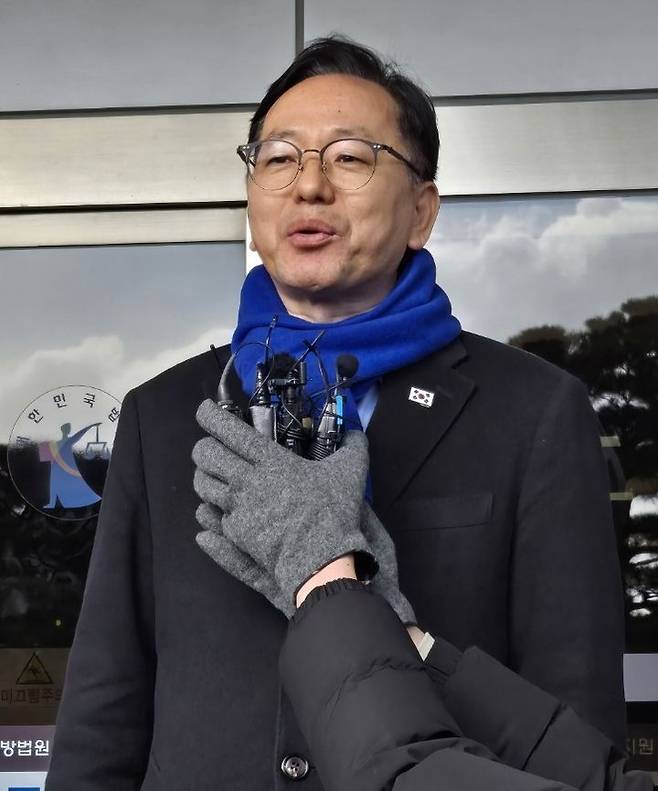 [순천=뉴시스] 김석훈 기자 = 김문수 국회의원이 9일 순천지원 형사중법정서 열린 공직선거법 위반혐의 재판 선고 뒤 법원 현관에서 소감을 말하고 있다. 2025.01.09. kim@newsis.com *재판매 및 DB 금지