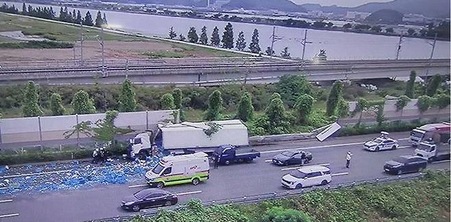 [부산=뉴시스] 19일 오후 2시53분께 부산 강서구 남해고속도로 제2지선 부산방향에서 소주병을 실은 화물차가 타이어 펑크로 우측 가드레일을 들이받았다. 이 사고로 화물차 운전자는 경상을 입었다. (사진=부산경찰청 제공) 2025.06.19. photo@newsis.com *재판매 및 DB 금지