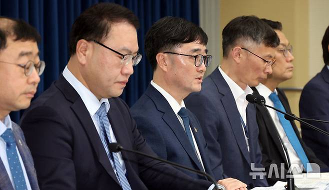 [세종=뉴시스] 강종민 기자 = 임기근 기획재정부 2차관이 지난 18일 세종시 정부세종청사에서 총 30.5조원 규모로 편성된 새정부 추가경정예산안을 발표하고 있다. 2025.06.19. ppkjm@newsis.com