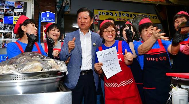 [광주=뉴시스] 이현행 기자 = 더불어민주당 당대표 출사표를 던진 정청래 의원이 19일 오후 광주 북구 우산동 말바우시장을 찾아 시장 상인들과 기념촬영을 하고 있다. 2025.06.19. lhh@newsis.com *재판매 및 DB 금지