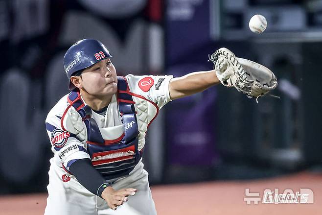 [서울=뉴시스] 프로야구 롯데 자이언츠의 포수 박재엽이 18일 부산 사직구장에서 열린 2025 신한 쏠뱅크 KBO리그 한화 이글스와의 경기 도중 내야 뜬공을 처리하고 있다. (사진=롯데 자이언츠 제공) 2025.06.18.
