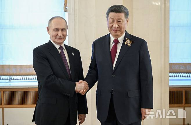 [모스크바=AP/뉴시스] 블라디미르 푸틴(왼쪽) 러시아 대통령이 8일(현지 시간) 러시아 모스크바 크렘린궁에서 열린 외국 대표단 환영 갈라 콘서트에 참석한 시진핑 중국 국가주석과 악수하고 있다. 2025.05.09.