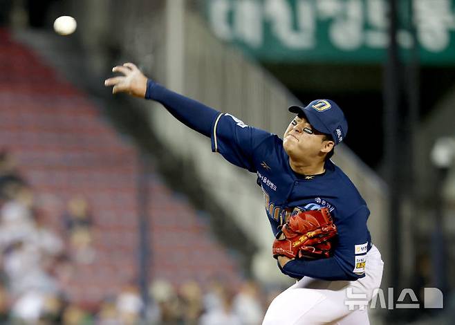 [서울=뉴시스] 김진아 기자 = 19일 오후 서울 송파구 잠실야구장에서 열린 2025 KBO리그 NC 다이노스와 LG 트윈스의 경기, 7회말 NC 신민혁이 역투하고 있다. 2025.06.19. bluesoda@newsis.com