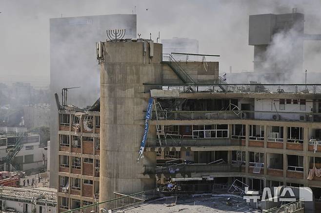 [베에르셰바=AP/뉴시스] 19일(현지 시간) 이스라엘 베에르셰바의 소로카 병원이 이란에서 발사된 미사일에 피격된 뒤 건물에서 연기가 피어오르고 있다. 2025.06.19. photo@newsis.com