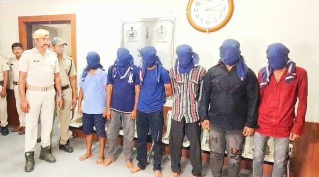 체포된 용의자들의 모습 [인디안 익스프레스]